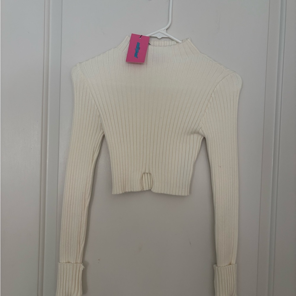 NWT- Edikted Cream Ribbed Mock Neck Long Sleeve Crop Top, XS/S, has stretch